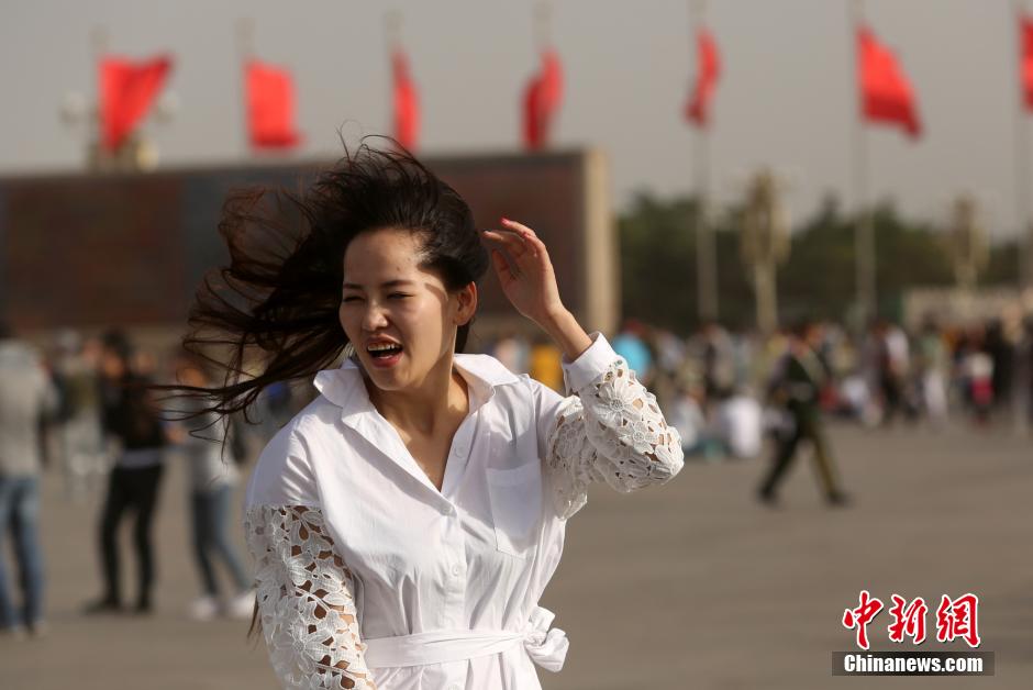 5��3�գ��찲�T�V���ϣ�һ��Ů�ο͵��L�l���L���y��